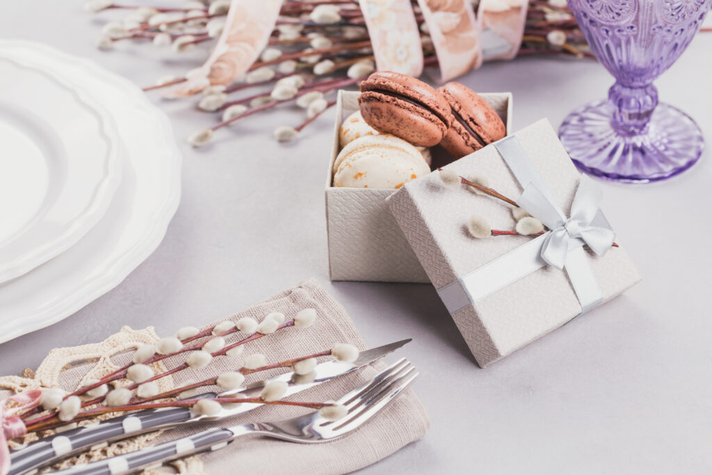Regalo de macarons en una caja decorada en el convite de una boda