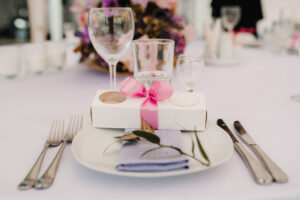 Mesa de convite con detalles para los invitados en bodas intimas o microbodas