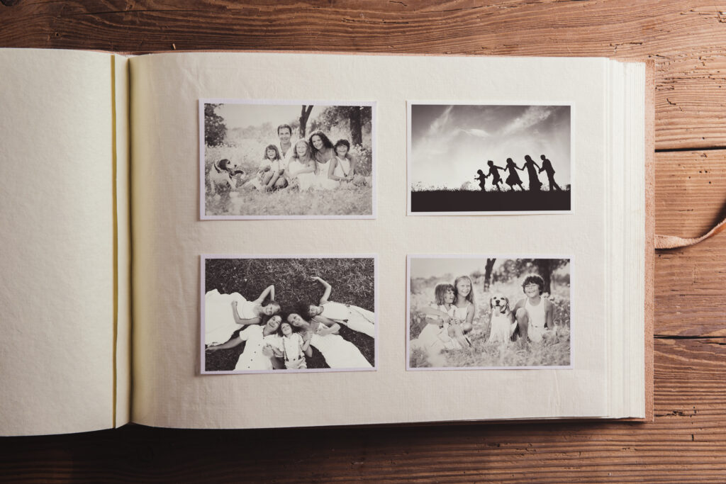 Álbum de fotos con recuerdos de hace años en familia