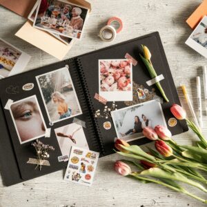 álbum y materiales para hacer scrapbooking