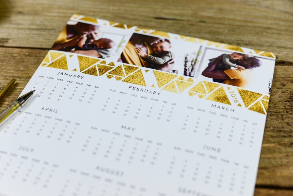Mesa de escritorio con un calendario personalizado con fotos de un padre y su hijo