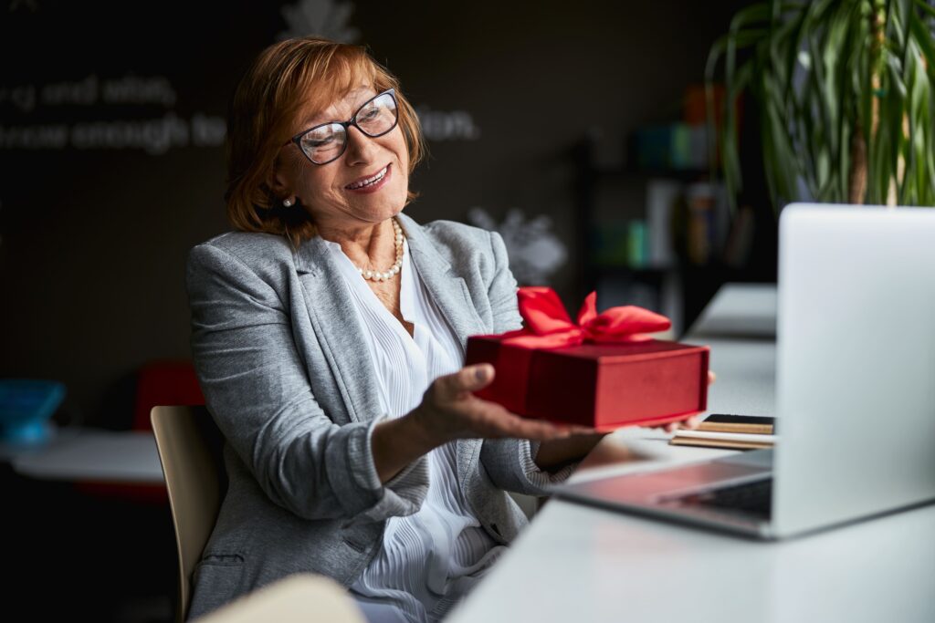 Profesora recibiendo un regalo de sus alumnos