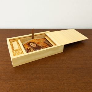 Cajas de madera y sobres